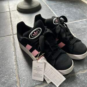 Aldrig använda svarta och rosa adidas campus skor. Köpta för drygt en månad sen.💕