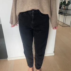 Svarta raka jeans - Snygga svarta raka jeans från Nelly, fint skick🖤👖
