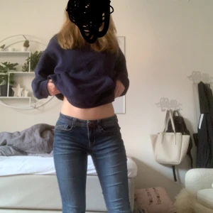 Lågmidjade jeans - Säljer dessa superfina lågmidjade jeans. Jag är 1,66 och de sitter jättebra på mig. Köpta på second hand i Portugal. Meddela gärna om du har några frågor💕