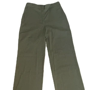 Olivgröna kostym byxor  - • Oanvänd med prislapp kvar  • Material: polyester, viskos , elastan  • Str 38 