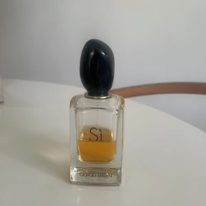 Sì parfym - Säljer min Giorgio armani parfym då den inte kommer till användning längre. Flaska har inte så mycket kvar där av priset. Nypris: 1000kr Säljer för: 200kr (lägre pris accepteras).