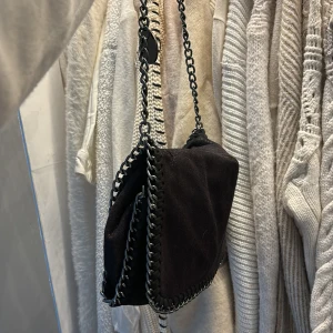 svart väsla - en svart stella mccartney liknande väska, bra skick 💞