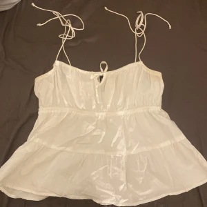 Sommar topp  - Gullig sommar topp med trådar man kan ändra längden på.