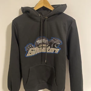Trapstar hoodie - Hej, säljer min Trapstar shooters hoodie då den inte kommer till användning, använd 1-3 gånger och är i nyskick. Skicka meddelande om du har någon fråga pris går att diskutera vid snabb affär 