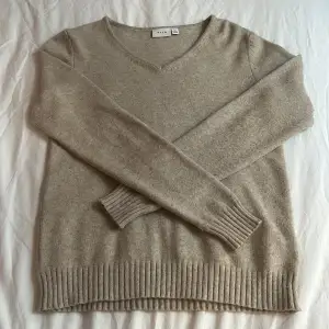Säljer denna v-ringade stickade tröjan från Vila då den inte kommit till så mycket användning på sistone, den är lite nopprig men inte mycket och väldigt mysig i materialet💞