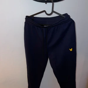 Lyle&Scott mjukisbyxor - Väldigt fint skick, använda men välskötta.  Pris kan diskuteras vid snabb affär. 