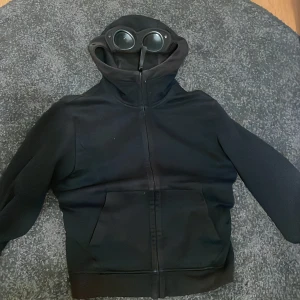Cp company hoodie - Säljer min cp company hoodie för den ej kommer t användning sparsamt använd  Skriv om minsta fundering