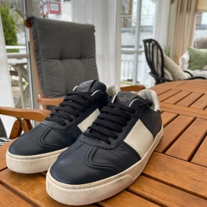 🔷Valentino Flycrew 🔷 - Sjukt feta valentino flycrew i navy läder | Storlek 41, passar 42 | Skick får avgöras från bilderna (1nit har lossnat) | Inget og följer med | 2999kr