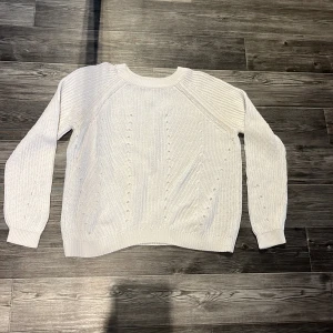 Vit stickad tröja  - Använd många gånger, inga fläckar. Liten till storleken 