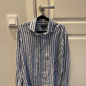 Bruun&stengade linneskjorta - Hej säljer nu denna snygga och sköna Bruun&stengade skjorta i 100% linne material, Skjortan är i storlek M men sitter som L. Om de är några frågor är det bara att höra av sig!