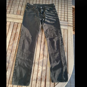 Levi’s 501. Svarta - Klassiska 501or i använt men bra skick. Inga fläckar eller skador. Storlek 30/32.