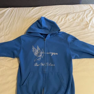 Rhinestone hoodie  - Jag säljer denna riktigt feta rhinestone hoodien, detta då den inte passar längre. Den passar både M och S. Den är fortfarande i väldigt bra skick, och är Perfekt nu till våren.