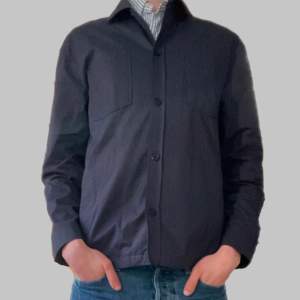 Overshirt från Zara som passar jävligt bra till våren. Storlek M. Overshirten är såklart i bra skick. Skiv vid frågor så löser vi en deal!! Mvh Mälaren closet