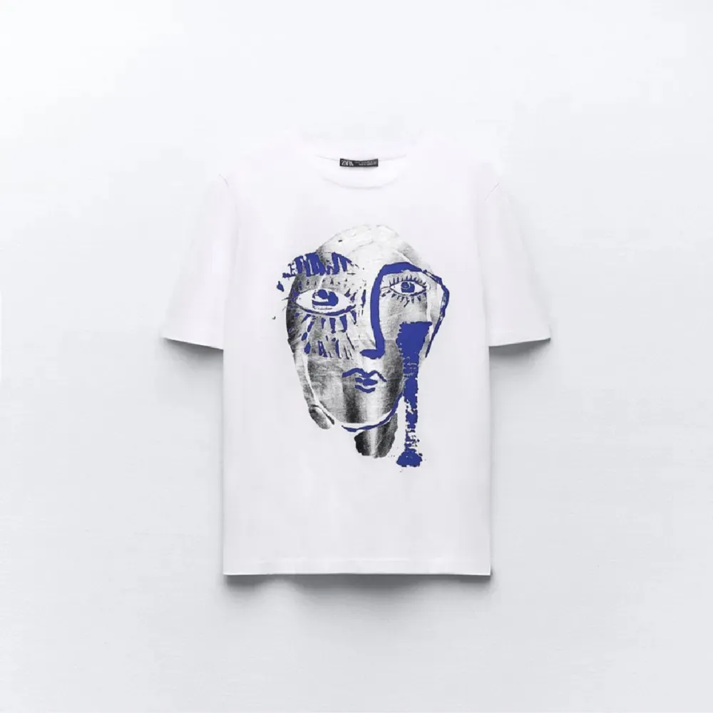 Säljer nu denna extremt coola t-shirten ifrån Zara. Tröjan har bara använts en gång och är i storlek L. Vid mer information, vänligen kontakta via DM!. T-shirts.