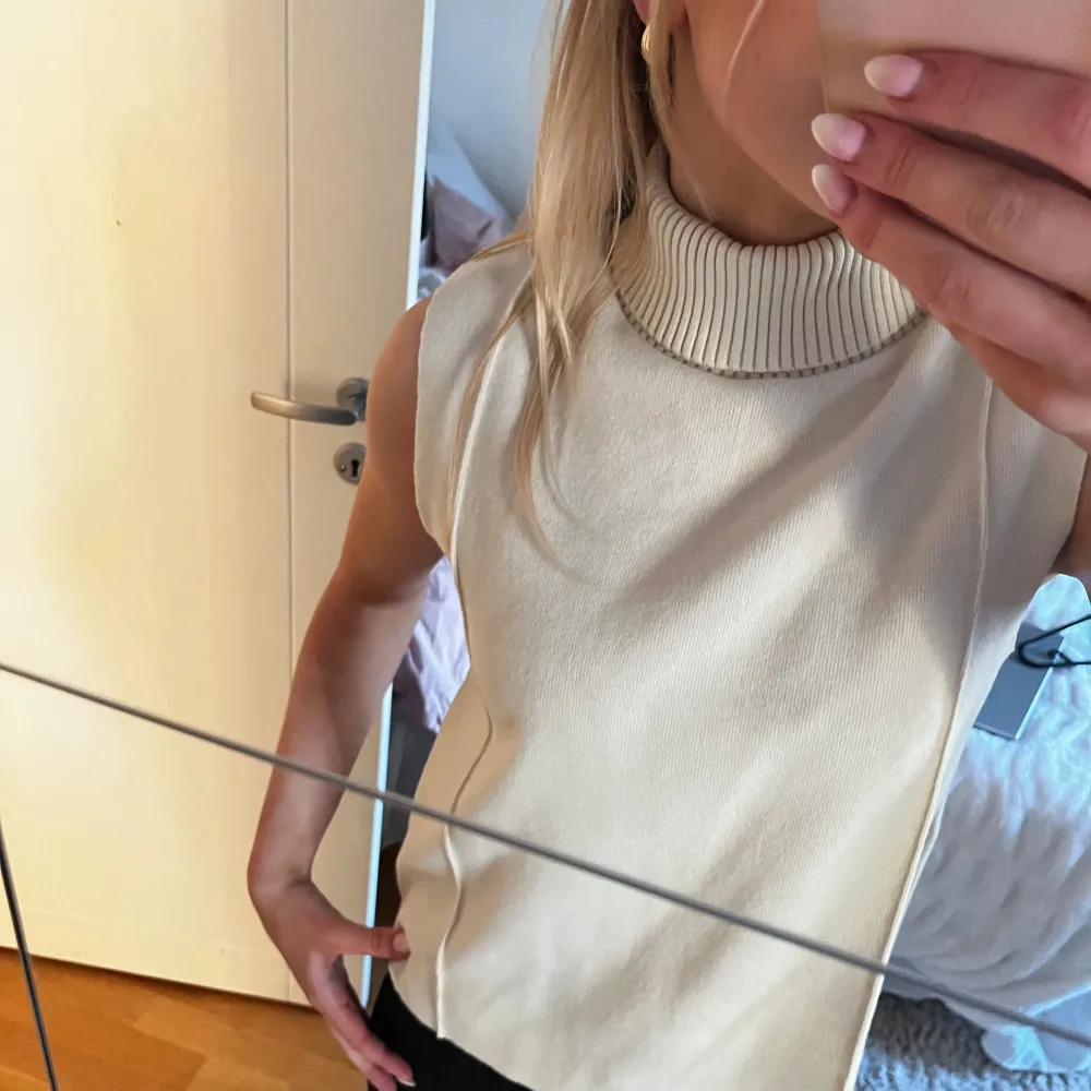 Beige väst från zara, aldrig använd💕. Tröjor & Koftor.