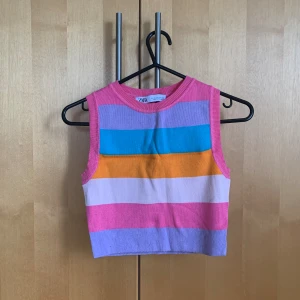 Färglad topp - Färgglad magtröja.