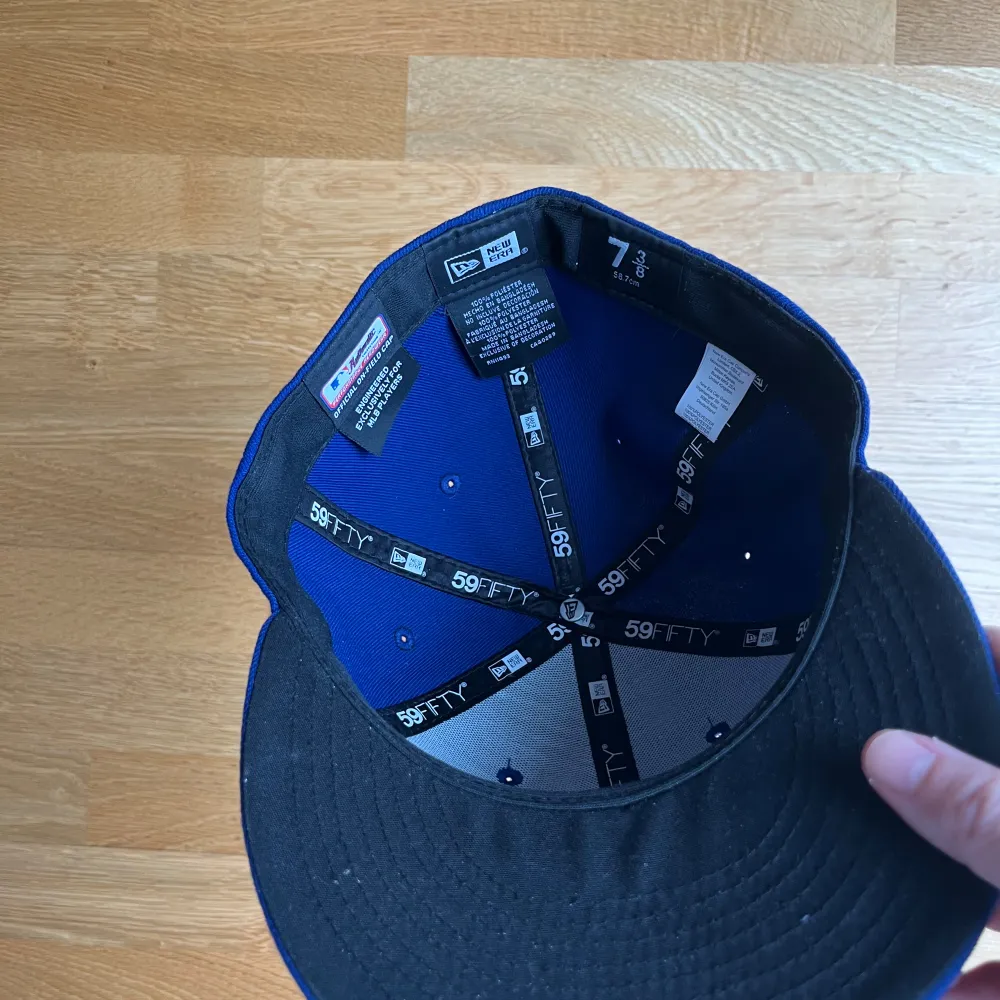New era fitted cap, tecken på användning finns men i överlag mycket fint skick! Köpt på shelta i Götebrog. Nypris: 549kr. Accessoarer.