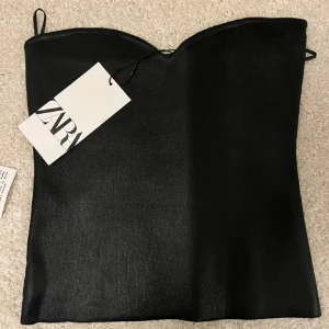 Zara topp - Säljer denna jättefina zara toppen då den tyvärr va för liten för mig! Prislappen är kvar och tröjan är i nyskick💓