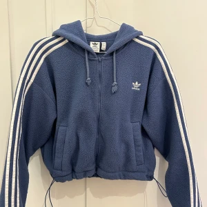 Fleece - Storlek 38. Jättefint skick! Går att dra åt i midjan! 