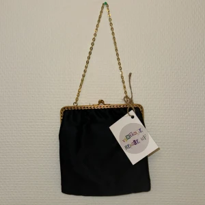 Väska  - Söt liten väska i svart och guld, tjejer passa på nu innan balen!🖤