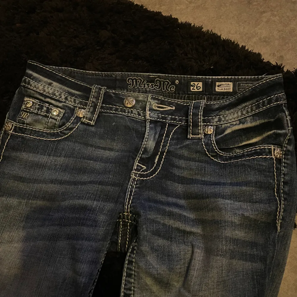 Säljer dessa miss me jeans, buda!! dom är i storlek w26 och dom är bootcut men har klippt av så dom passar mig på längden som är 170. obs! fläckar på ena benet! Kom privat för fler frågor💗. Jeans & Byxor.