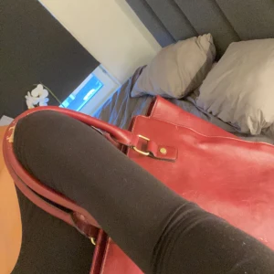 Y2k vinröd väska - Skicket på väskan är ganska bra lite förstört på ena sidan, 2-3 små skrapade delar. Thrifted för 120kr säljer för 80kr super snygg att ha ute och använd 2 gånger bara.😍