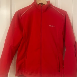 Fett tränings kofta  - Röd tränings kofta med justering vid midjan. Fint skick 