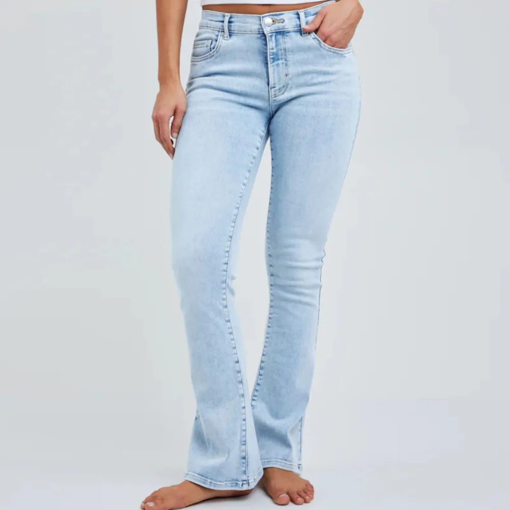 Säljer ett par oanvända jeans från Bikbok då de var lite korta på mig😅 Somsagt helt nya och i superstretchigt material🤩. Jeans & Byxor.