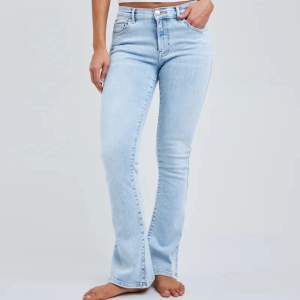 Säljer ett par oanvända jeans från Bikbok då de var lite korta på mig😅 Somsagt helt nya och i superstretchigt material🤩