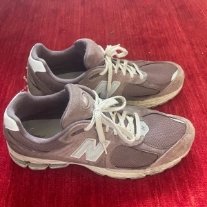 New Balance 2002 - Fint skick, snygg färg lite använda Sitter smått, gå upp en halva :)
