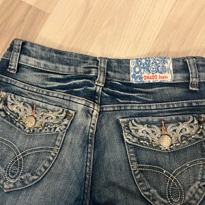 Lågmidjade jeans - Säljer mina supersnygga lågmidjade jeans. Midjemått 35 cm.