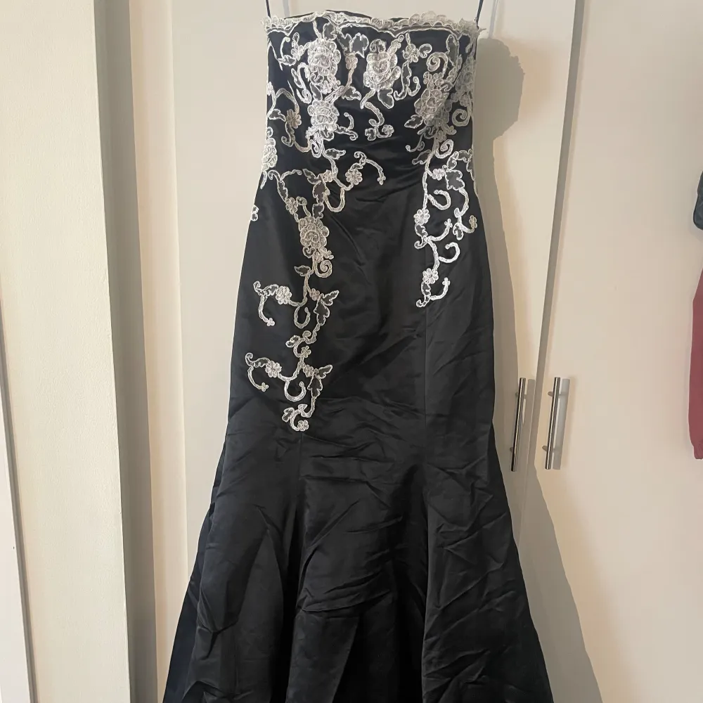 Elegant festklänning i sjöjungfruform. Strl.36 100% polyester. Klänningar.