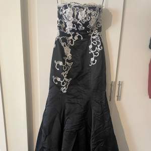 Elegant festklänning i sjöjungfruform. Strl.36 100% polyester
