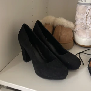 Svarta klackar  - Svarta stilrena klackar ifrån dinsko, lappen kvar. Klack på ca 8cm kanske, jättelätta att gå i då klacken är lite bredare 