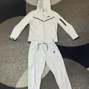 Nike Tech fleece - Hej, säljer nu denna nike tech fleece i storlek L barn som passar folk allt mellan 147-165 den är i ett väkdigt sparsamt använt skick, den är som i nyskick med inga defekter alls. Den är inte använd mycket