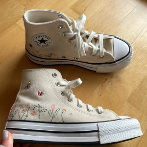 Converse - Användt en gång och ser ut som nya! Köpt för ett år sen. Fina detaljer på sidorna av skorna och fina nu till sommaren! Säljer för att de är för små (storlek 34) säg om fler bilder behövs 💘💐