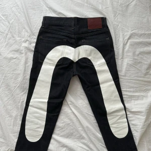 evisu jeans - W28, midja: 37cm & innerben: 79cm. använt ett fåtal gånger, säljer pga de inte används längre.