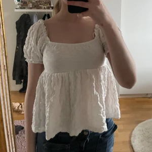 Vit blus  - En söt blus från Gina Tricot | använd max 3 gånger Stolek 164 men sitter som XS 