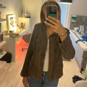 Jacka  - Snygg brun jacka i 100% linne i märket atmosphere. Inköpt på secondhand för 450kr men den har aldrig kommit till användning. Storlek 40 men sitter mer som en 38. Perfekt nu till sommaren!🫶🏽