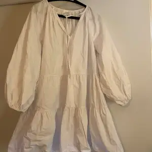 Säljer denna gulliga vita klänning från HM! Aldrig använt för att den var för liten men den är i gott skick. Perfekt till sommaren, skolavslutning eller studenten :)