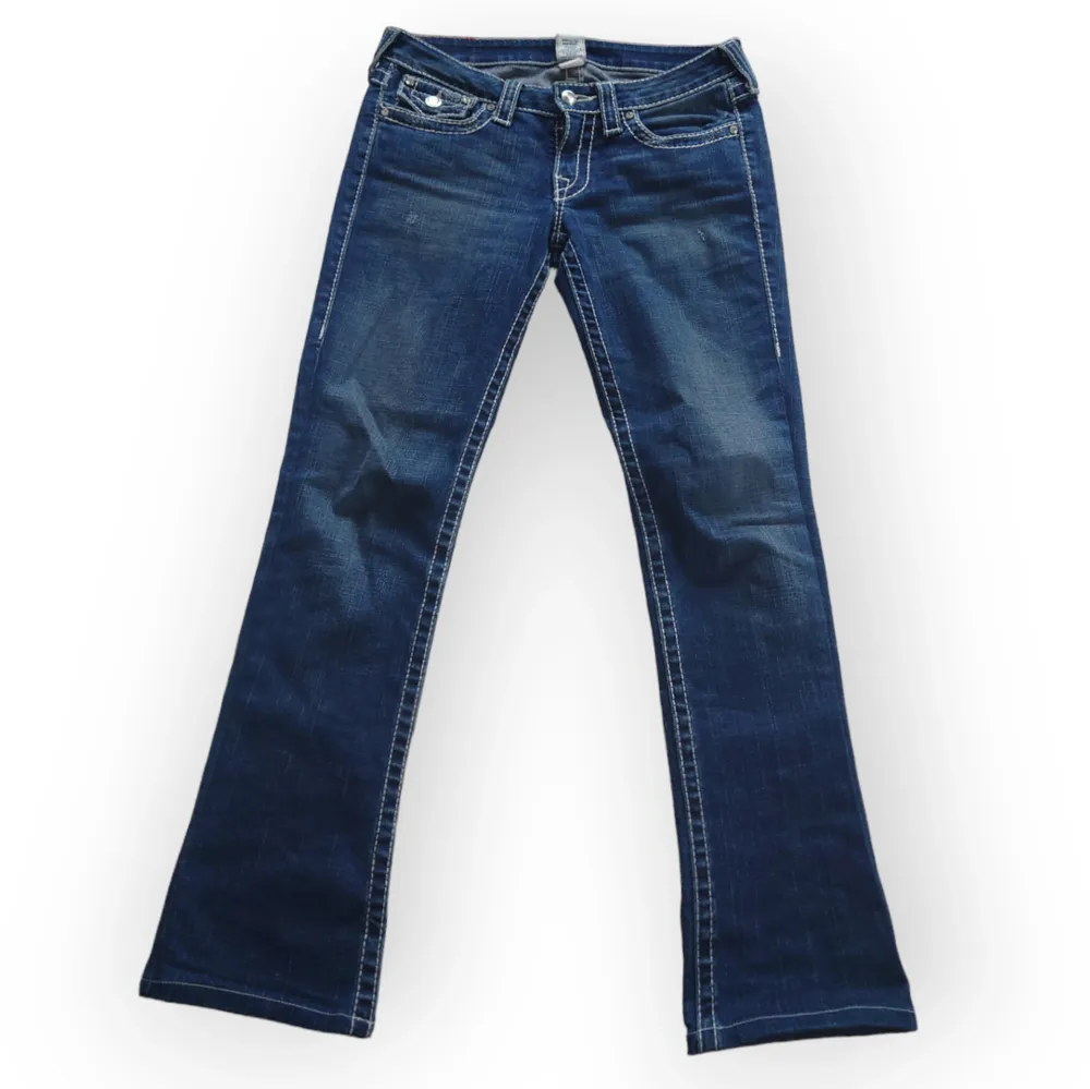 Lågmidjade darkwash straight leg True Religion jeans. Dessa är väldigt unika då de har kristaller istället för knappar och tillverkas inte längre. Fråga gärna om fler bilder❤️Midja: 42cm, höfter: 46cm, innerben: 77cm, benöppning 18cm (passar st 34-36). Jeans & Byxor.