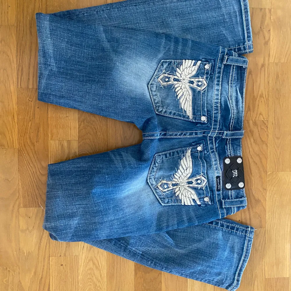 Jätte snygga miss me jeans😻 säljer dem pga att dem inte kommer till användning:( Det är inga defekter på jeansen! Innerbenslängd 83cm midjemått 39cm💘. Jeans & Byxor.