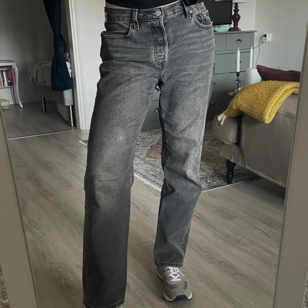 Säljer dessa skitsnygga jeans från levis. Perfekt till våren! I storlek 27x30, jag är 170cm lång Hör av er vid fler frågor!  Nypris: 1100kr. Jeans & Byxor.