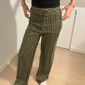 Mönstrade kostymbyxor - Skitsnygga mönstrade vida kostymbyxor! I färgen khaki med svarta ränder. Aldrig använda Pris kan diskuteras💓