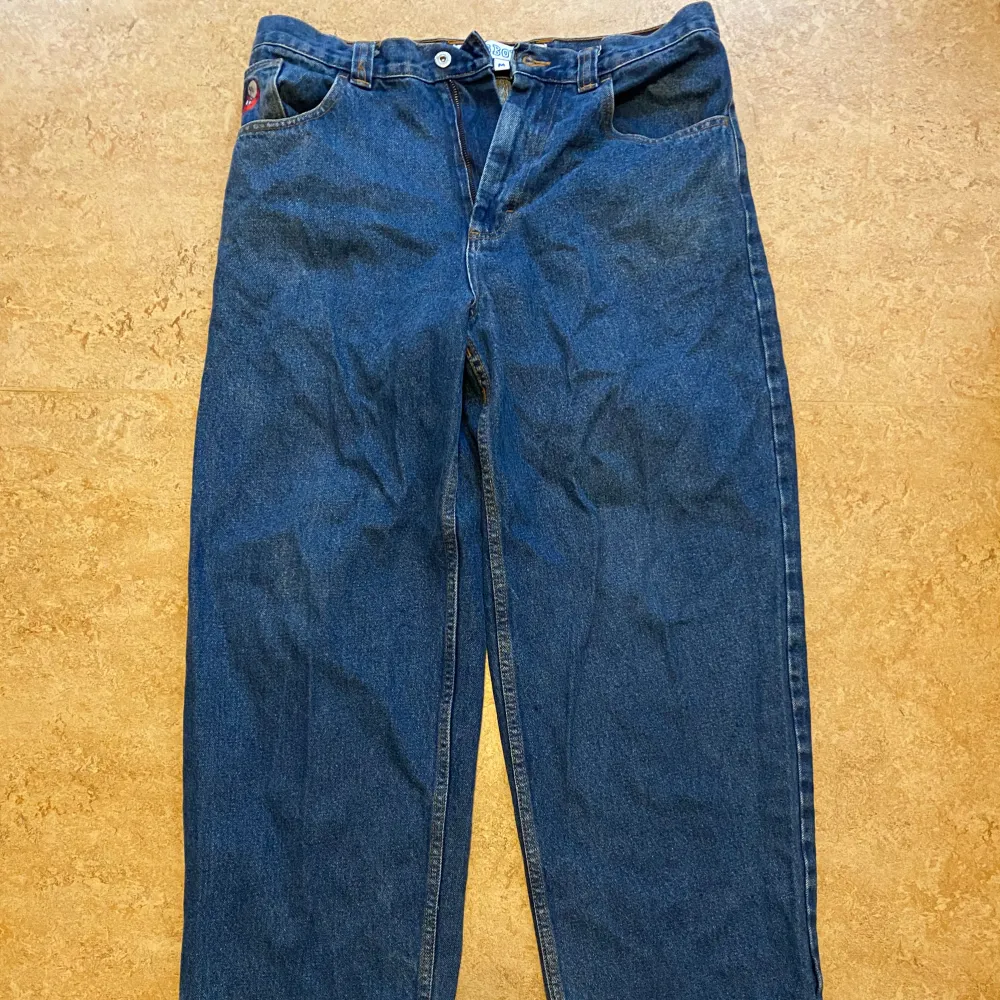 Polar big boy jeans i storlek M och mörkblå färg. Bra skick, inte mycket använda.. Jeans & Byxor.