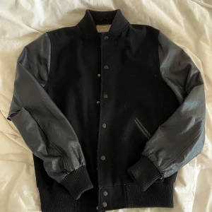 Bomberjacka - Svart bomberjacka i skinn! Storlek medium från Vailent co. Den har lite slitningar i skinnet & ett hål bak på armbågen, annars fin :)