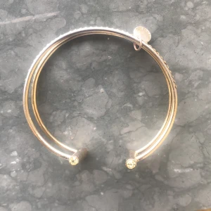 Lite av diamanterna saknas - Den är ganska gammal men den är riktigt 