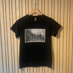 En svart T-shirt med tryck på framsidan. Denna kommer från företaget L’arte som trycker tröjor. Väldigt snygg och bekväm. Kontakta mig vid frågor 💯✅