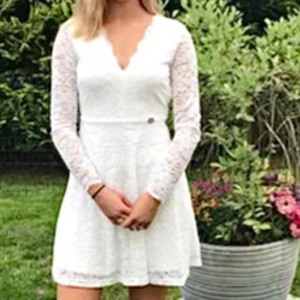 Vit klänning/Studentklänning - Vit klänning. Använd 1 gång under studenten. Inga fläckar eller defekter. Djup urringning i ryggen (bild 3).