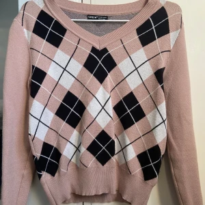 Stickad tröja - En beige tröja som knappt är använd, har jätteskönt material. Den är i storlek L men den är ganska liten i storleken så den passar mig som har S/M vanligtvis 🥰